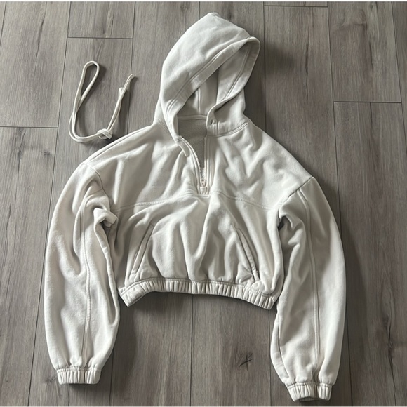 Alo | Stadium Cropped Hoodie - Picture 2 of 6